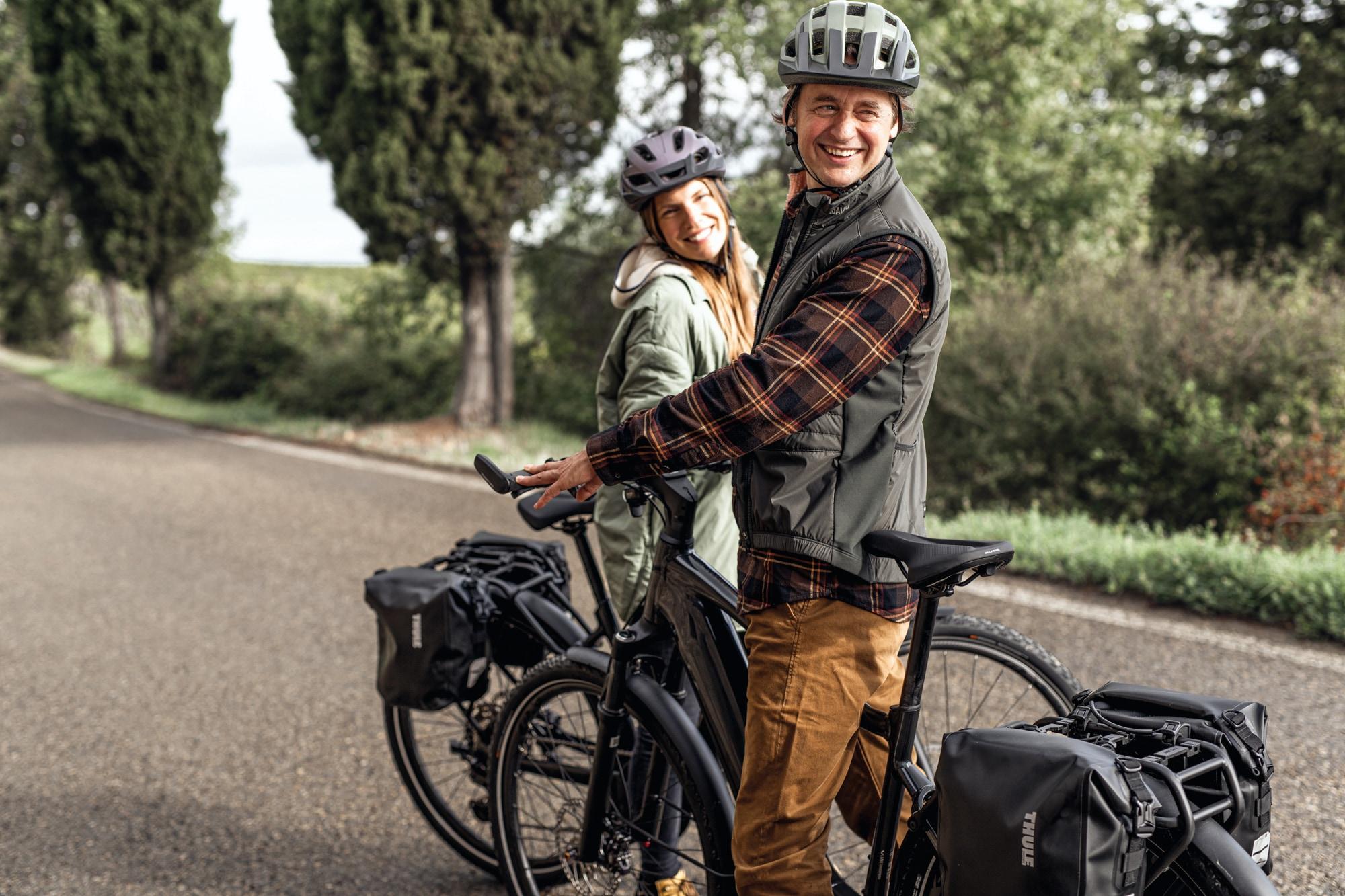 Entdecken Sie die Freiheit mit dem Giant Explore E+. Perfekt für Touren ins Grüne, ausgestattet mit Thule-Taschen f