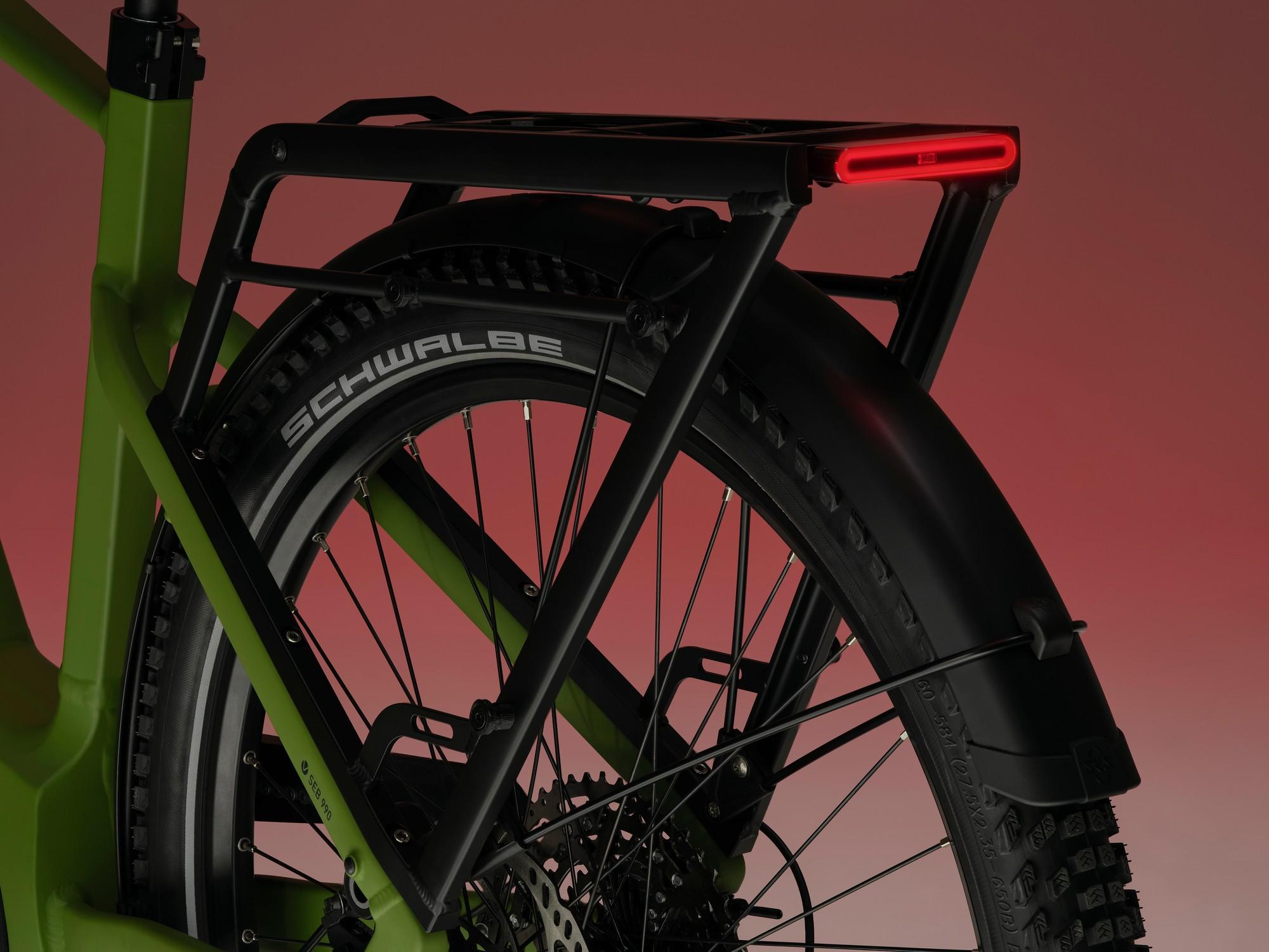 Die Aufnahme zeigt einen klaren Detailblick auf das Hinterrad eines VELO DE VILLE SEB DIAMANT E-Bikes.