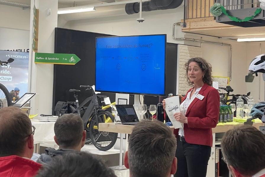 Präsentation über E-Bikes mit Fokus auf Marke Stromer in einem Geschäft