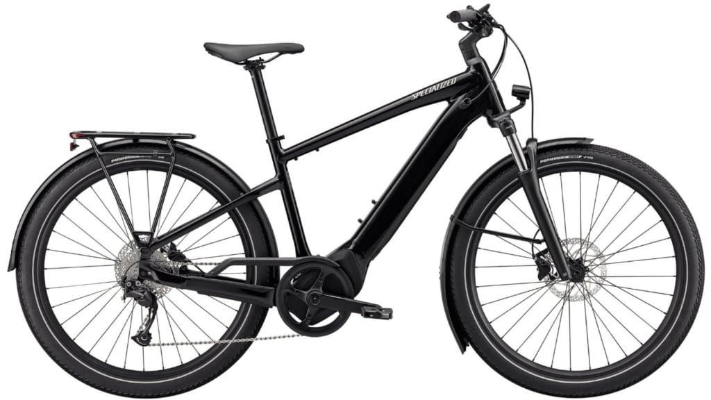 Schwarzes Specialized E-Bike mit Schutzblechen und Gepäckträger