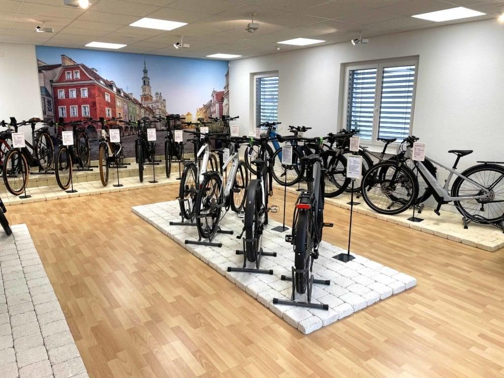 Fahrradgeschäft Innenansicht mit verschiedenen E-Bike-Modellen auf Parkettboden