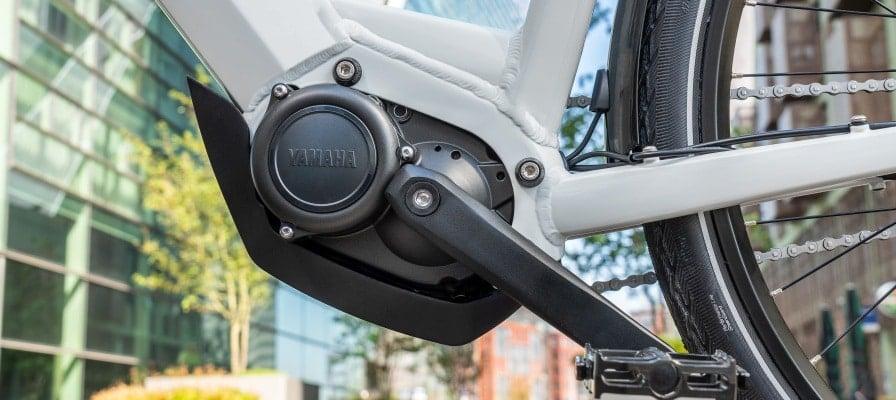 Nahaufnahme eines Yamaha E-Bike-Motors an einem weißen Fahrradrahmen