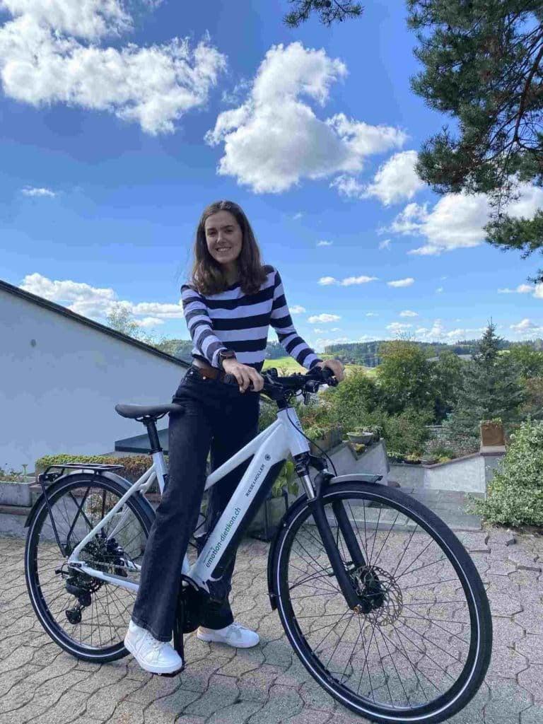 Frau mit Prophete E-Bike vor malerischer Landschaft