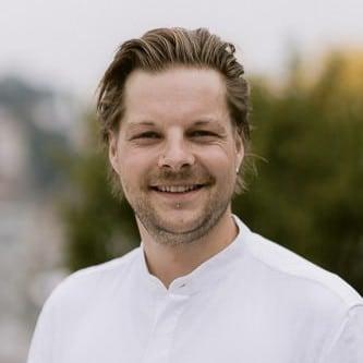 Lächelnder Mann in weißem Hemd im Freien