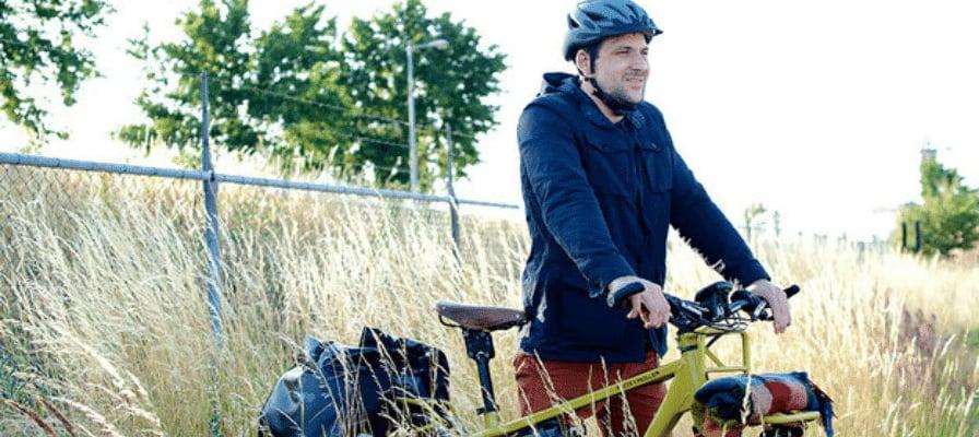 Riese & Müller E-Bike mit Fahrer in natürlicher Umgebung