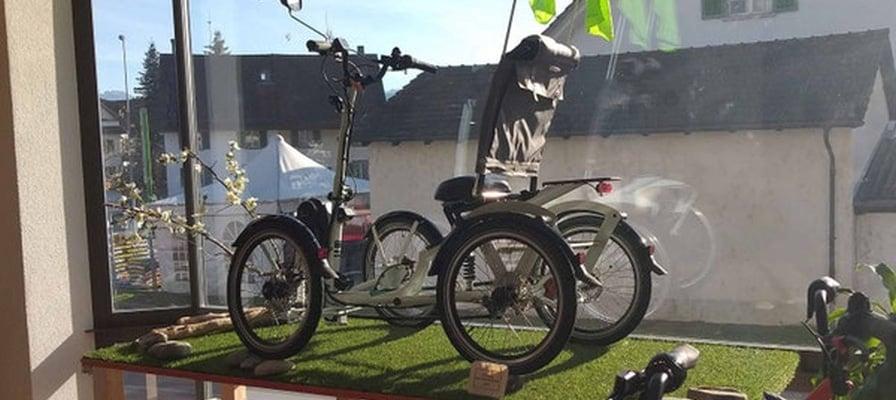 Dreirad-Ausstellung im Schaufenster mit E-Bike