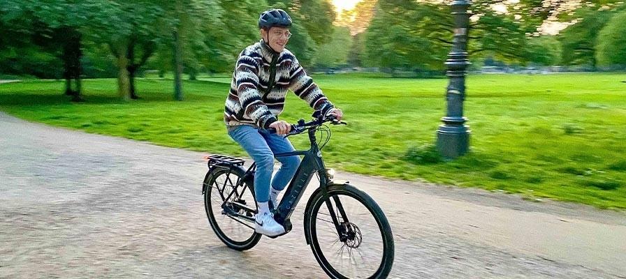 Das Bild zeigt Patrick auf einem Gazelle Ultimate C5 HMB