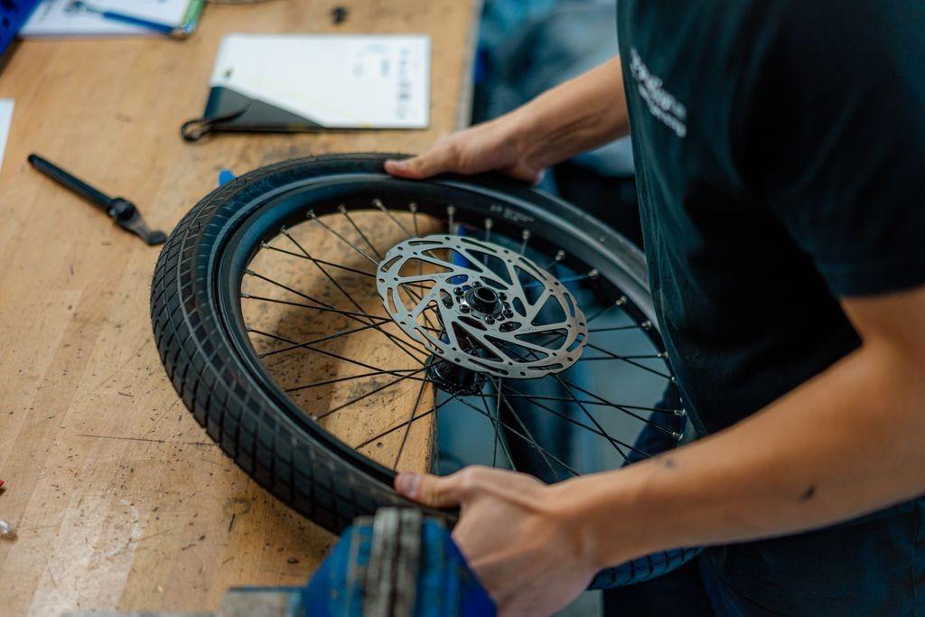 Das Bild zeigt die Werkstatt der e-motion e-Bike Welt Dietikon