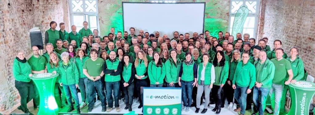 Gruppenfoto in einem Backsteingebäude mit Personen in grüner Kleidung