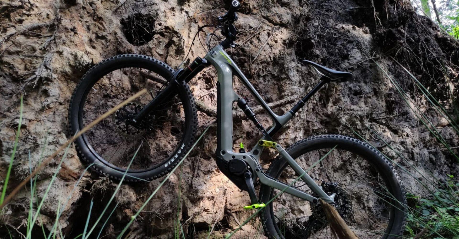 Custom e-Bike, maßgeschneidertes Cannondale e-Bike an einer felsigen Wand