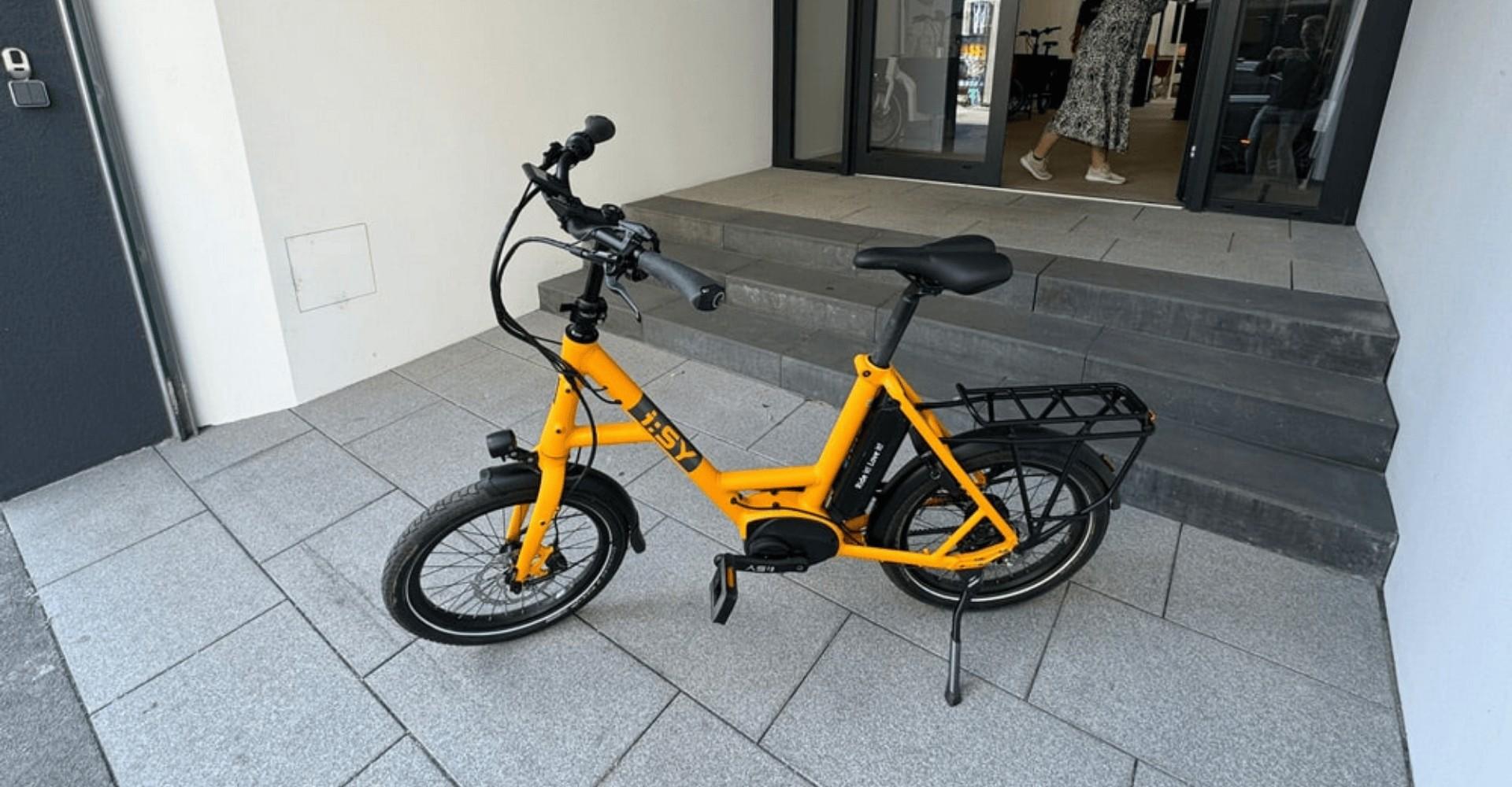 Das i:SY E5 ZR F steht vor einem Gebäude