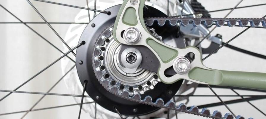 Nahaufnahme eines Fahrrad-Riemenantriebs mit Hinterradnabe