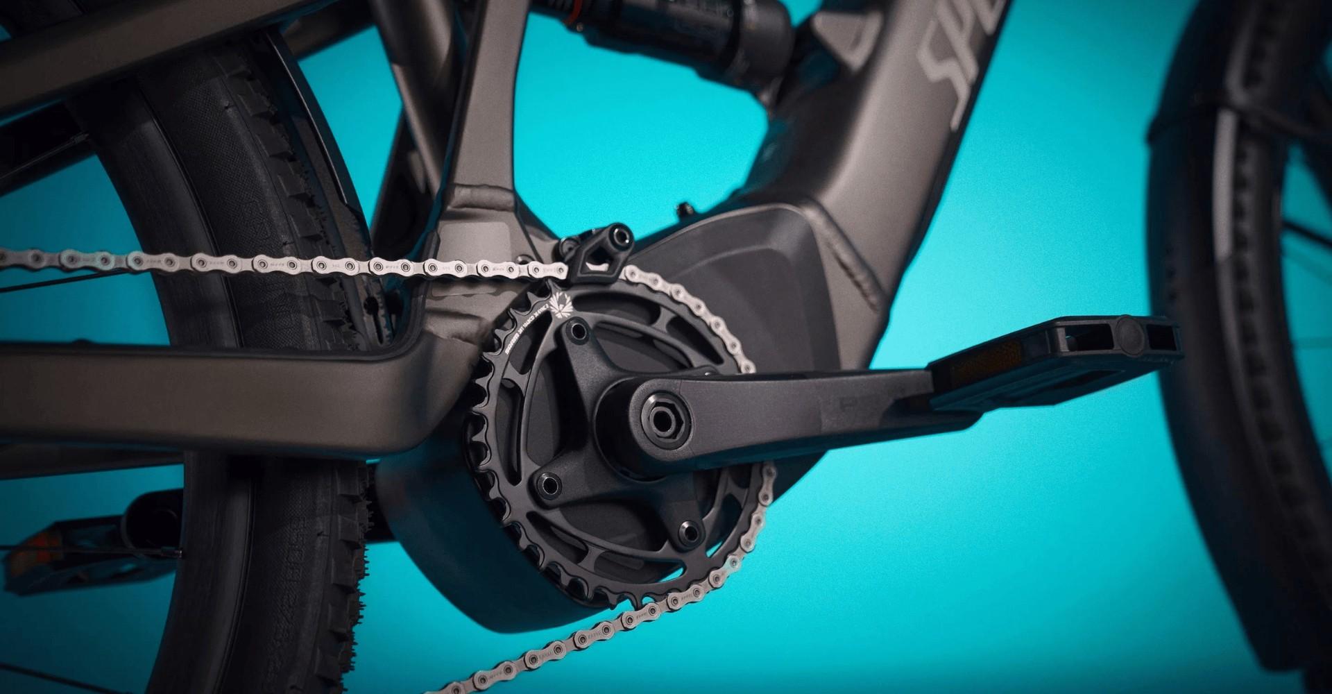 Eine Detailaufnahme des Antriebs des e-Bikes Specialized Turbo Tero X