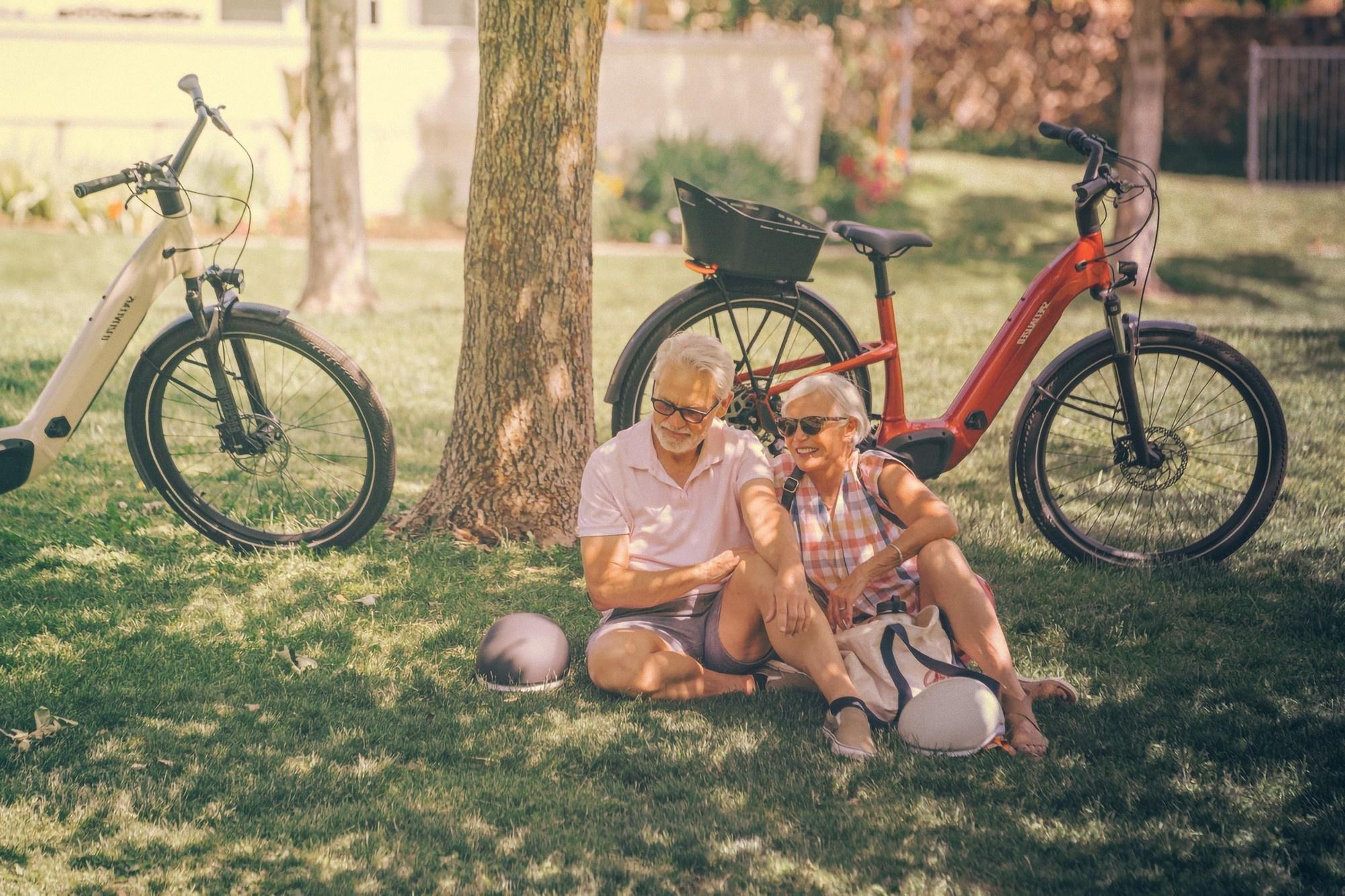 Das Bild zeigt eine entspannte Szene im Freien mit zwei E-Bikes der Marke Specialized.