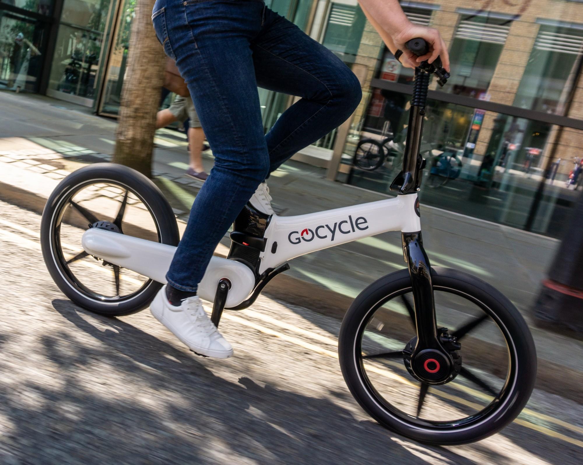 GoCycle e-Bike während der Fahrt im urbanen Einsatz