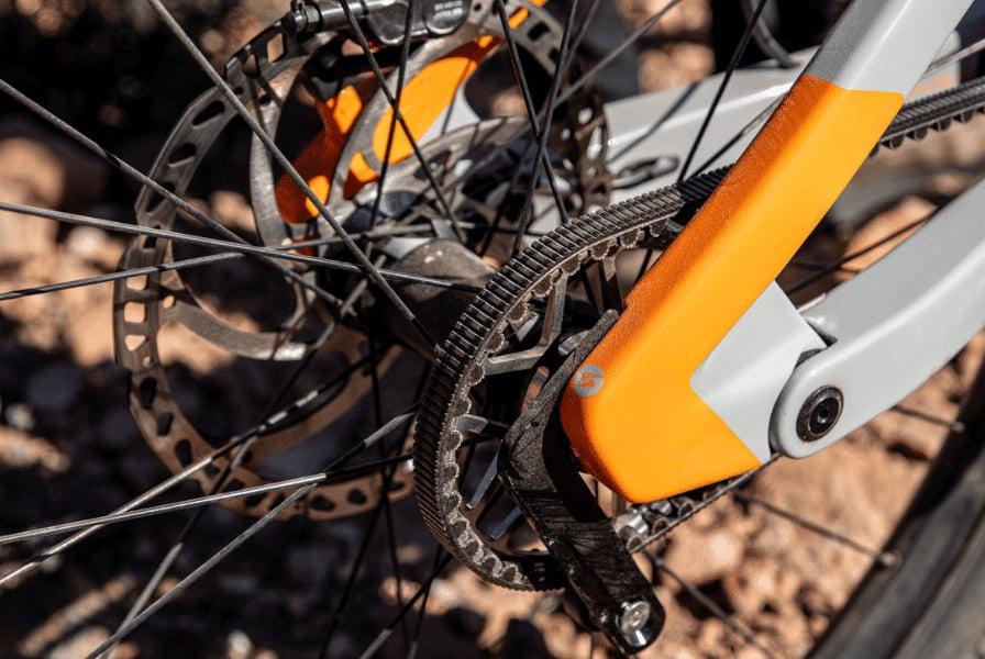 Detailaufnahme des Hinterrads eines Simplon Rapcon PMAX 3 E-Bikes mit Riemenantrieb