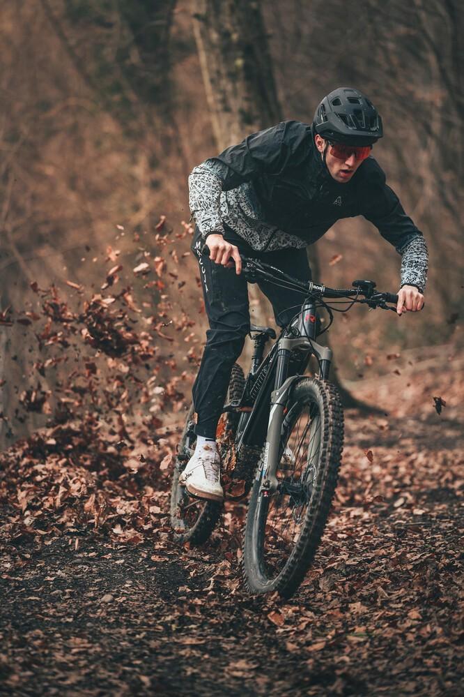 Das Bild zeigt ein R Raymon TrailRay in Action im Wald