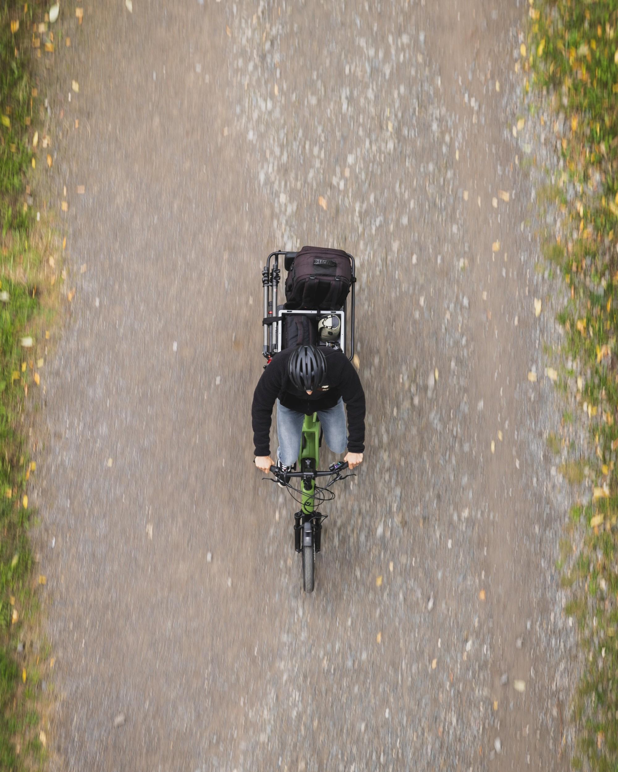 Das Bild zeigt eine Frau mit einem Velo de Ville Loady von oben.