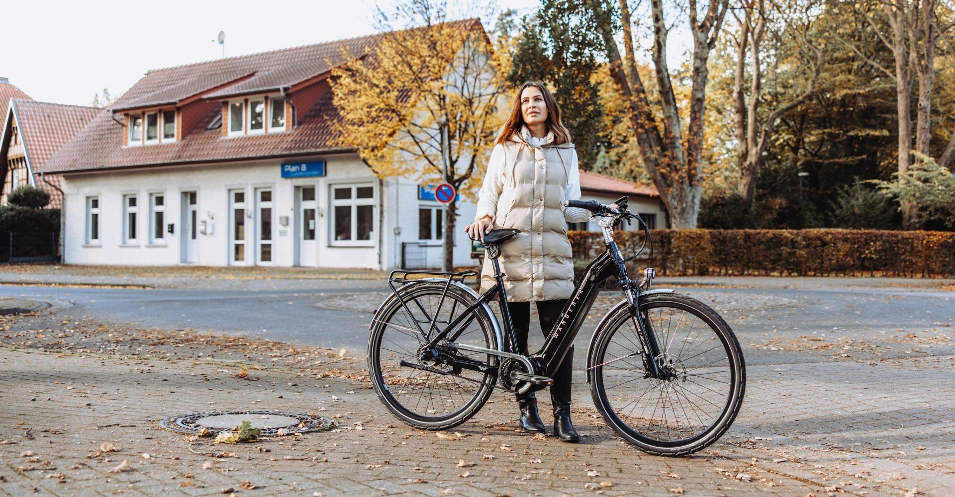 Ein e-Bike aus dem Dienstradleasing in herbstlicher Umgebung mit ihrer Fahrerin.