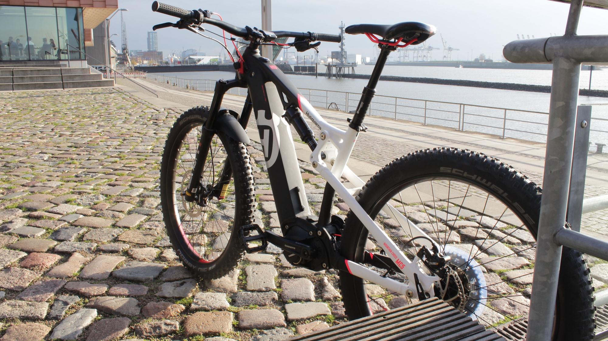 Entdecken Sie das Haibike XDURO AllMtn RC. Perfekt für Abenteuer am Wasser, ausgestattet mit robusten Schwalbe-Reif
