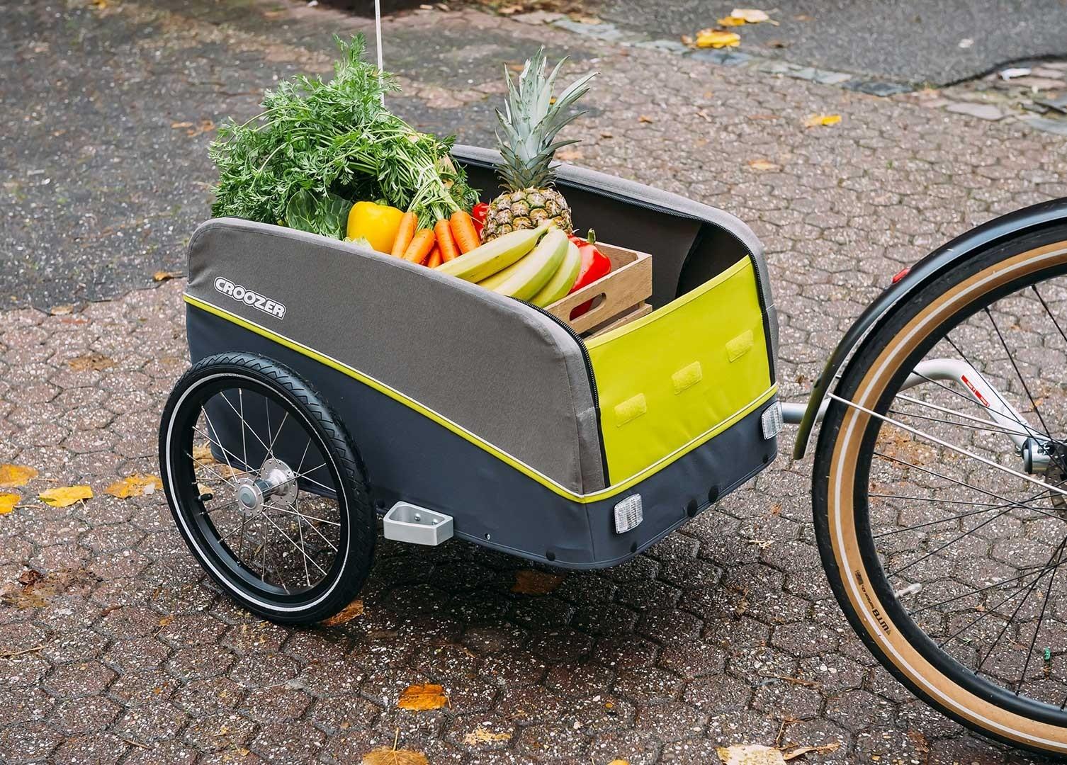 Das Bild zeigt einen Croozer Fahrradanhänger mit Obst und Gemüse