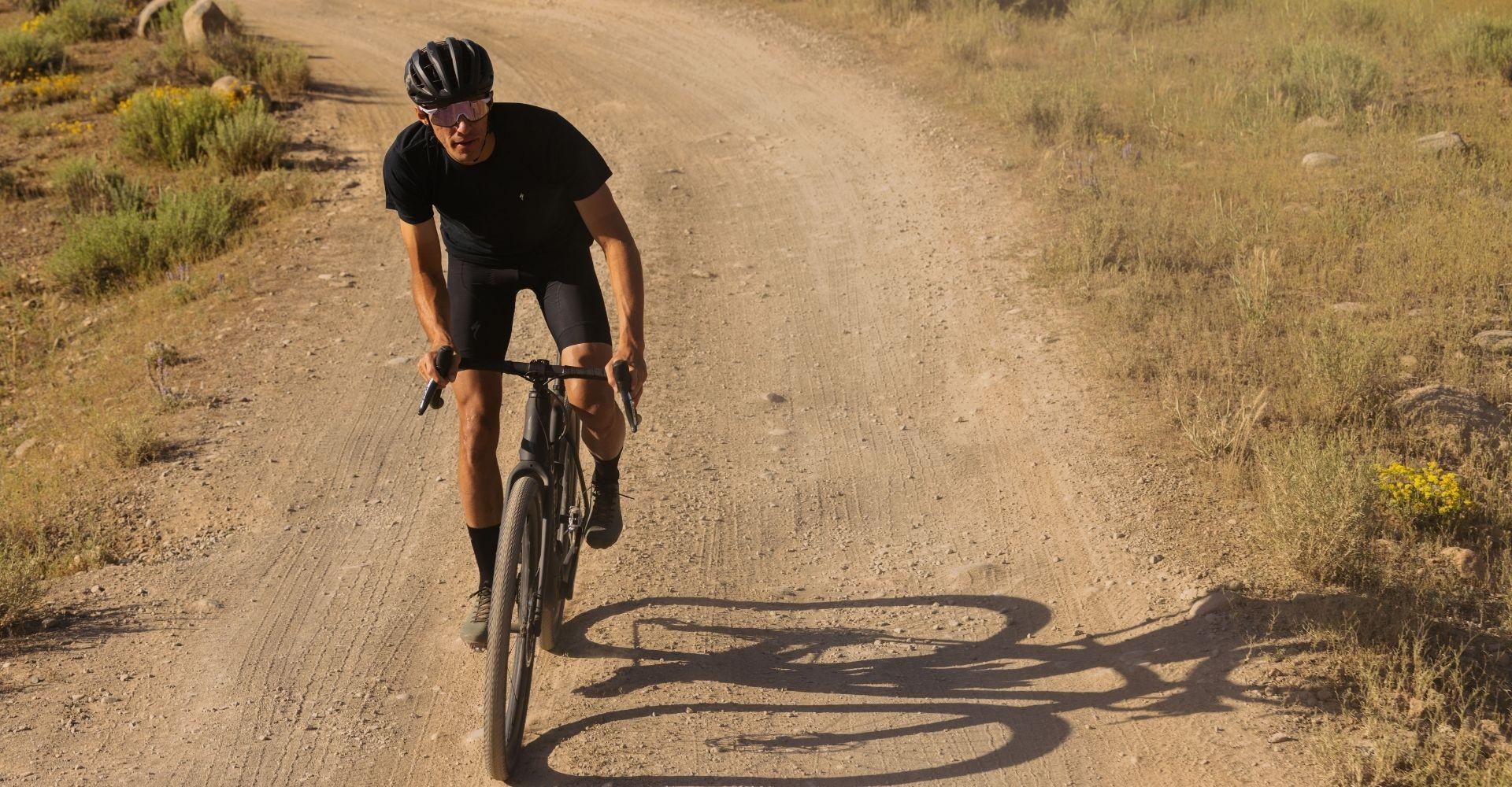 Ein Mann fährt mit dem Specialized Turbo Creo 2 einen Weg entlang