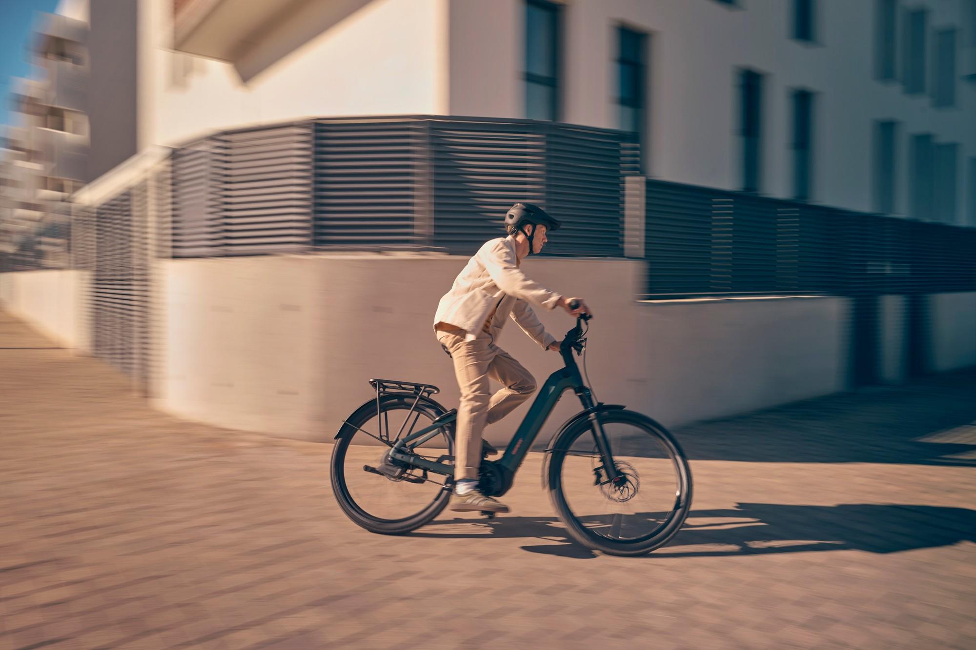 Erleben Sie unbeschwerte Radtouren mit Anytour E-Bikes. Perfekt für Ausflüge in die Natur, leicht und komfortabel f