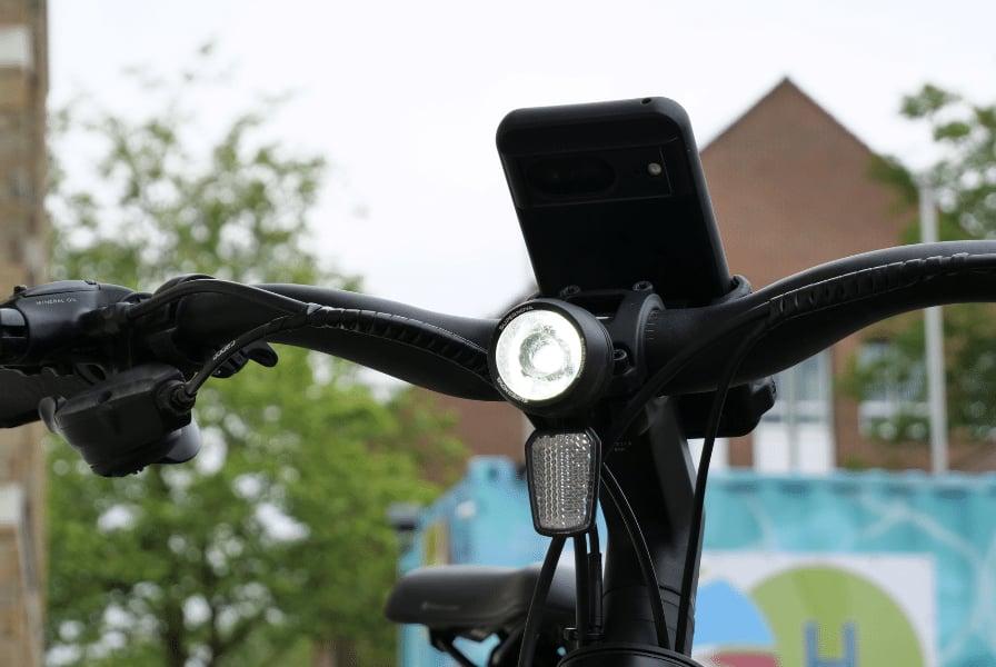 Nahaufnahme von E-Bike-Lenker mit Smartphone-Halterung und Licht