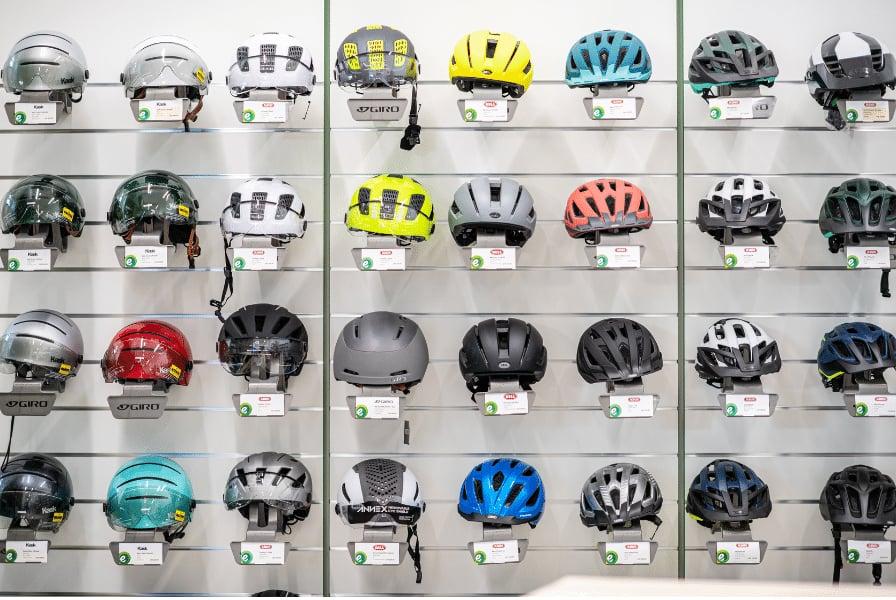Vielfältige Auswahl an Fahrradhelmen in einem Geschäft