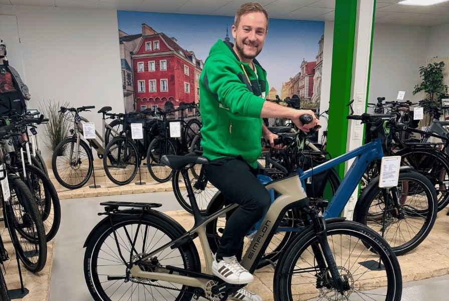 Mann auf einem Simson E-Bike in einem Fahrradgeschäft