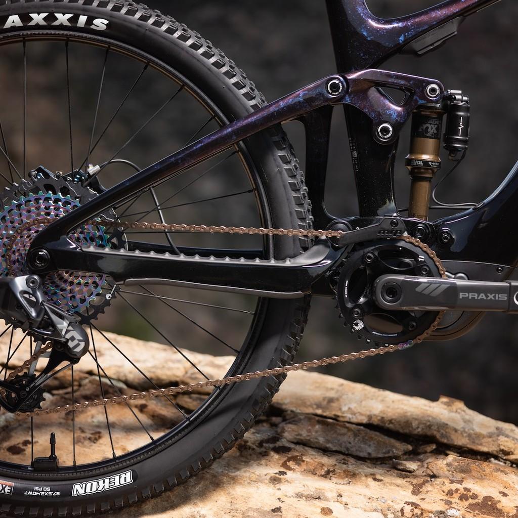 Das Bild zeigt den hinteren Bereich eines Giant Trance X Advanced E+ Elite