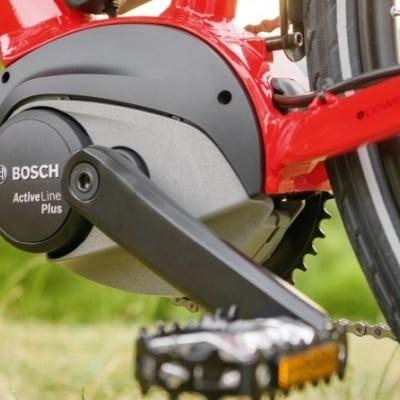 Bosch Active Line Plus E-Bike Antrieb auf rotem Fahrrad
