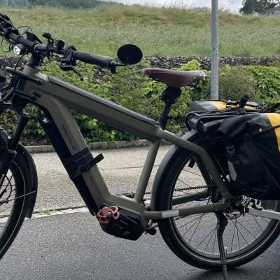 E-Bike mit Anhänger auf ländlicher Straße