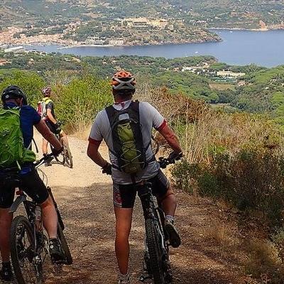 Mountainbiker auf einem Weg mit Blick auf eine Küstenlandschaft