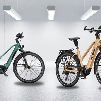 Zwei KTM E-Bikes in modernem Raum mit Deckenbeleuchtung