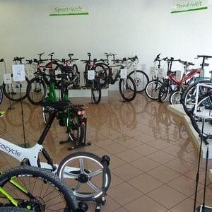 Fahrradgeschäft mit verschiedenen Modellen und E-Bikes