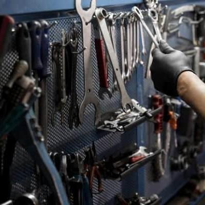 Werkzeugwand mit verschiedenen Fahrradwerkzeugen in einer Werkstatt