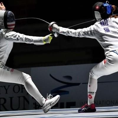 Zwei Fechter in Aktion auf einer Wettkampfbahn