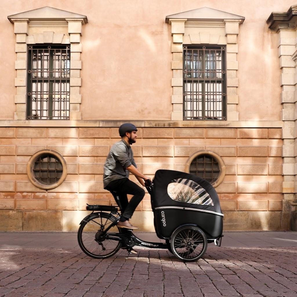 Entdecken Sie das Winther Kangaroo E-Lastenrad. Perfekt für städtische Mobilität vor klassischem, historischem Hint