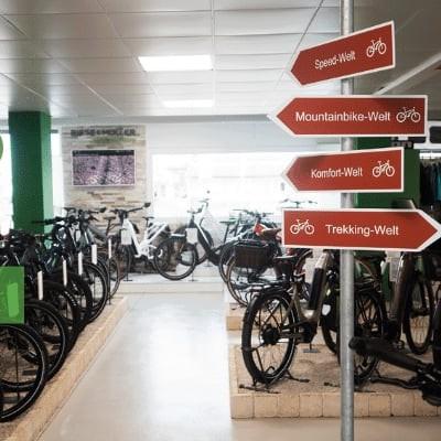 Fahrradgeschäft mit Alt-gegen-Neu-Aktion und Helmregal