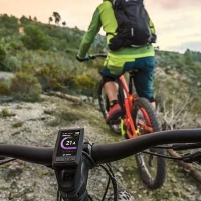 Mountainbiker auf Trail mit Bosch E-Bike Display