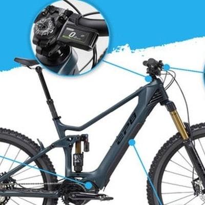 E-Bike mit Fokus auf Display, Motor und Schaltung