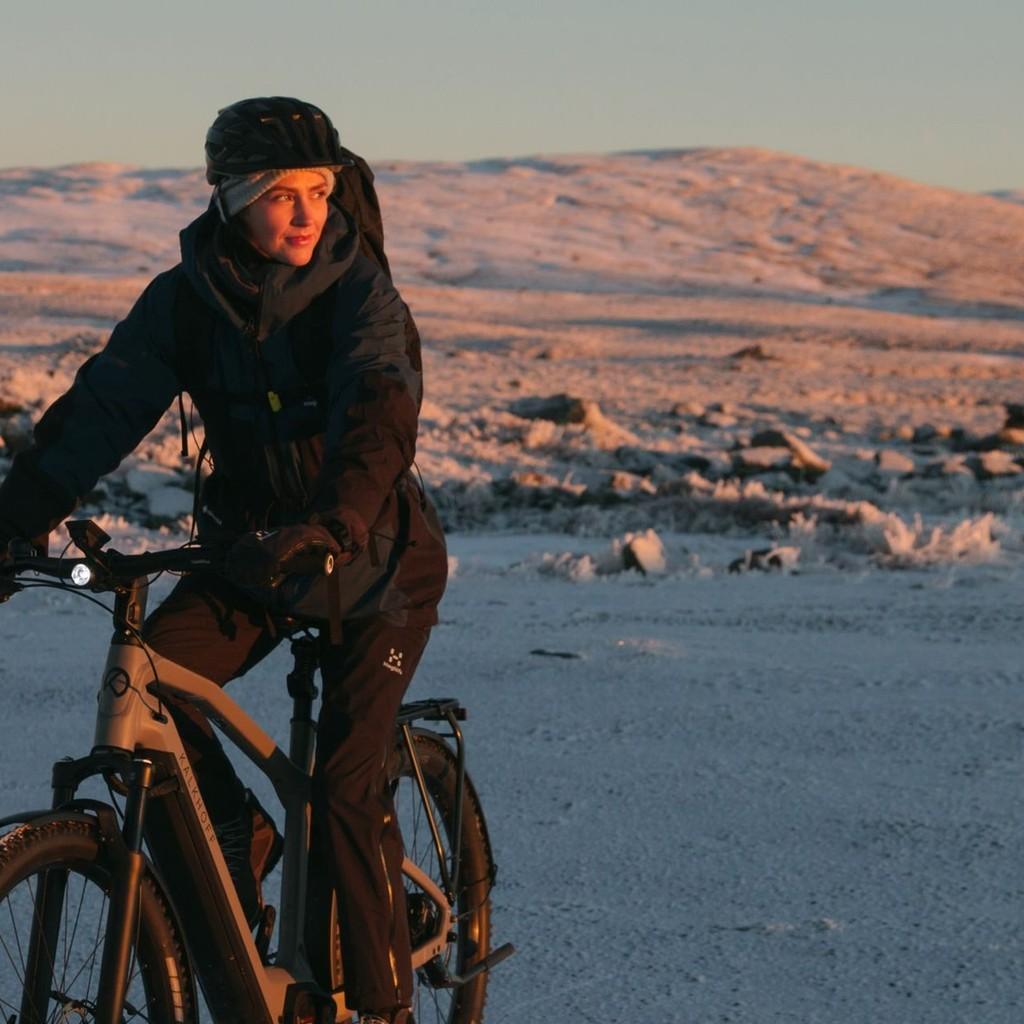 Erleben Sie Abenteuer im Winter mit einem robusten E-Bike, ideal für verschneite Landschaften. Perfekt für Outdoor-