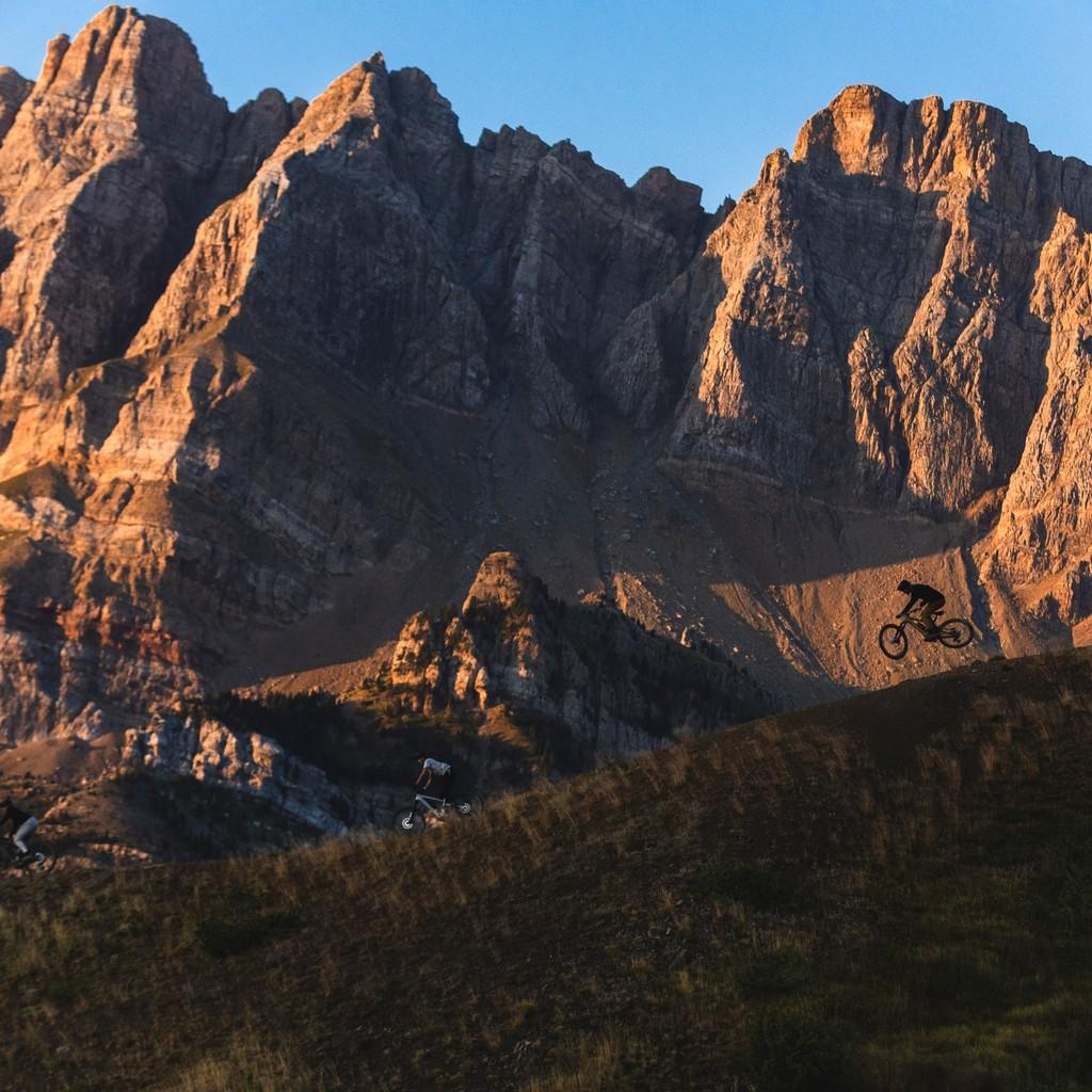 Erleben Sie aufregende Fahrradabenteuer vor beeindruckenden Felsformationen und entdecken Sie die Schönheit der Nat