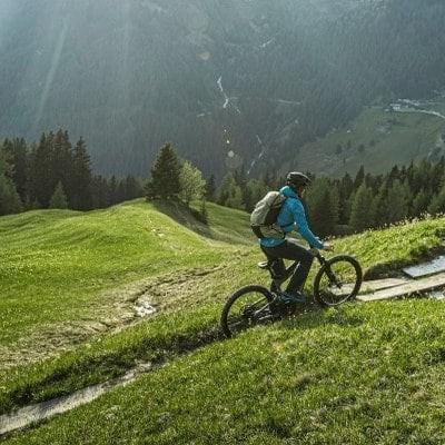 Person fährt RM MY2021 Superdelite Mountain E-Bike in alpiner Landschaft