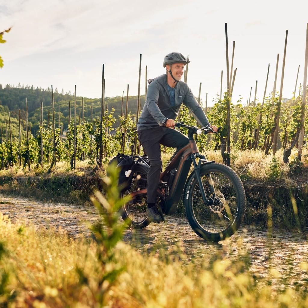 Erleben Sie das ultimative Fahrvergnügen mit dem Stormguard E+. Perfekt für Offroad-Touren durch malerische Landsch