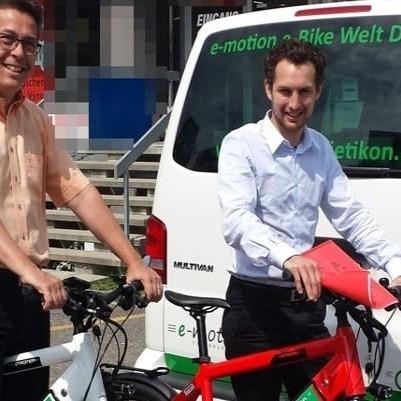 Zwei Männer mit Stromer ST1 E-Bikes vor einem E-Bike-Geschäft