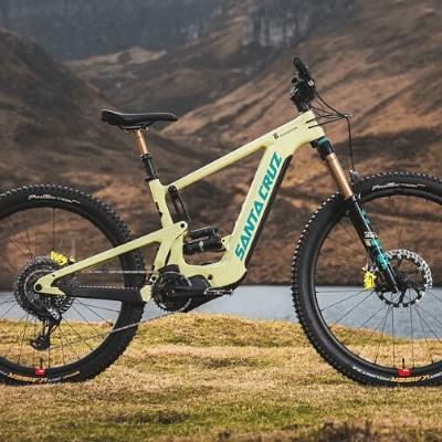 Santa Cruz Mountainbike vor Berglandschaft