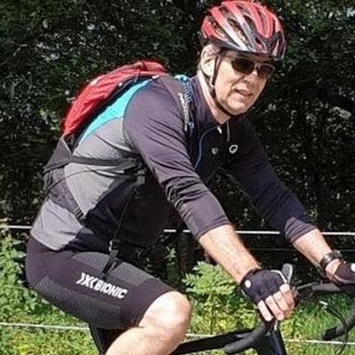 Mann auf Specialized Turbo Creo E-Bike in ländlicher Umgebung