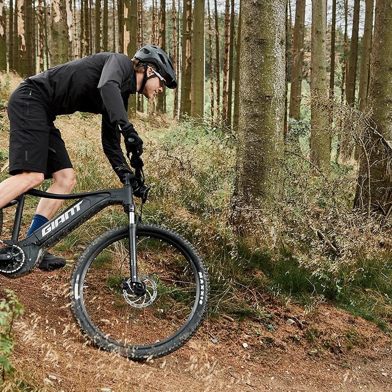 Eine Person auf Giant Talon E+ Hardtail e-Bike im Wald